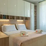 Castle&lake Апартаменты *